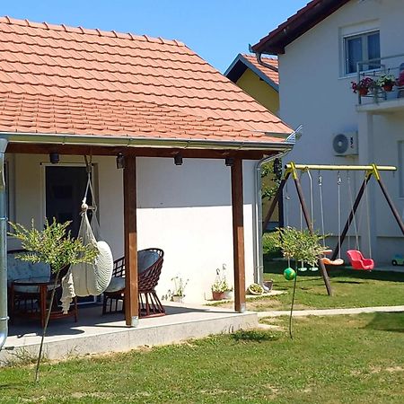 Apartman Flora Rednek Kültér fotó