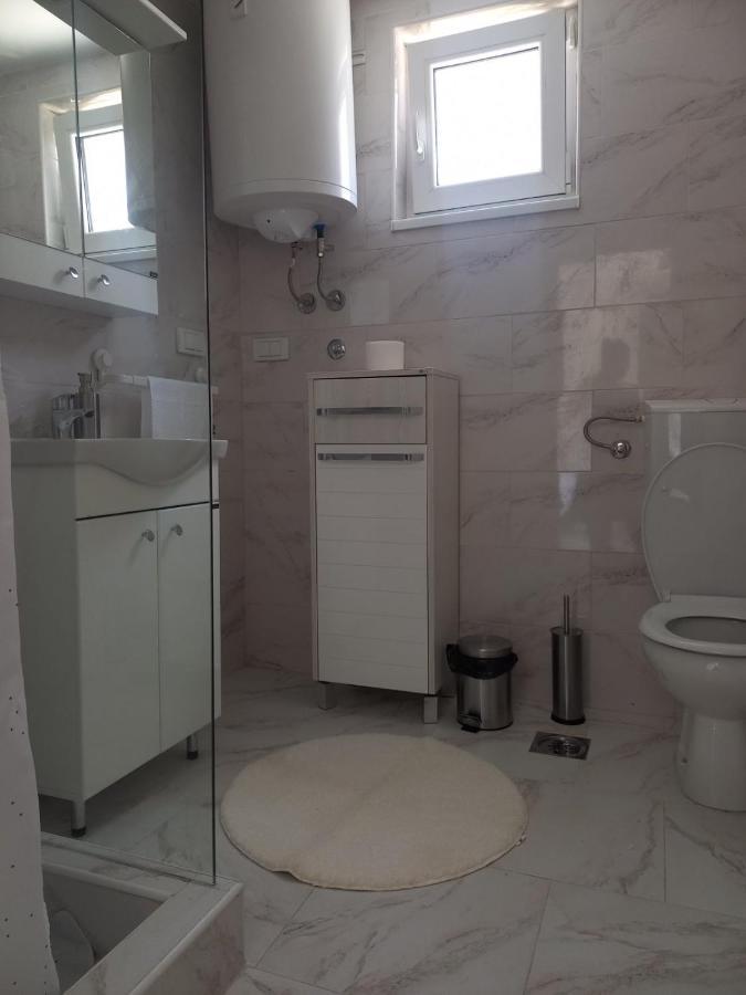 Apartman Flora Rednek Kültér fotó
